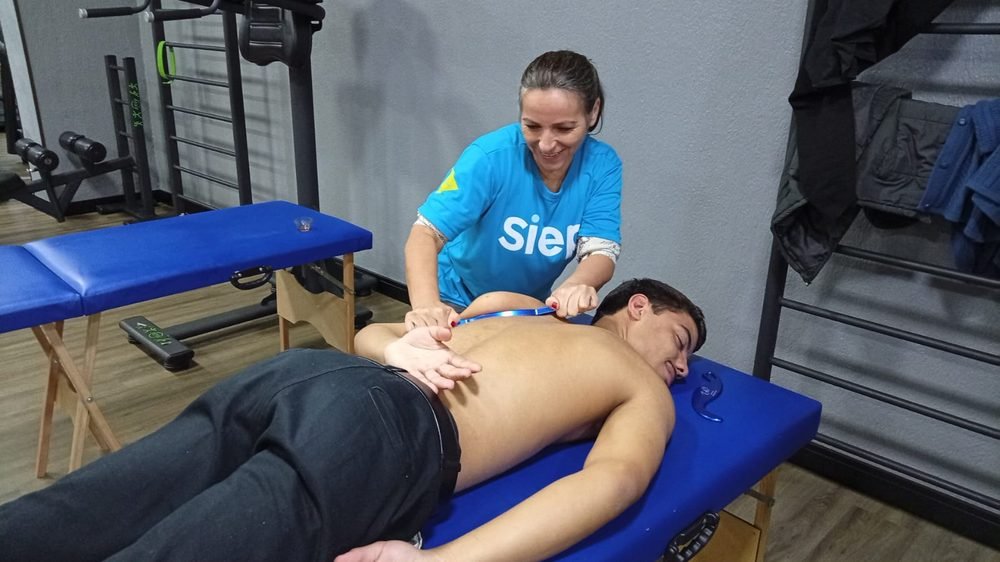Edinalva do Nascimento realizando atendimento de massoterapia